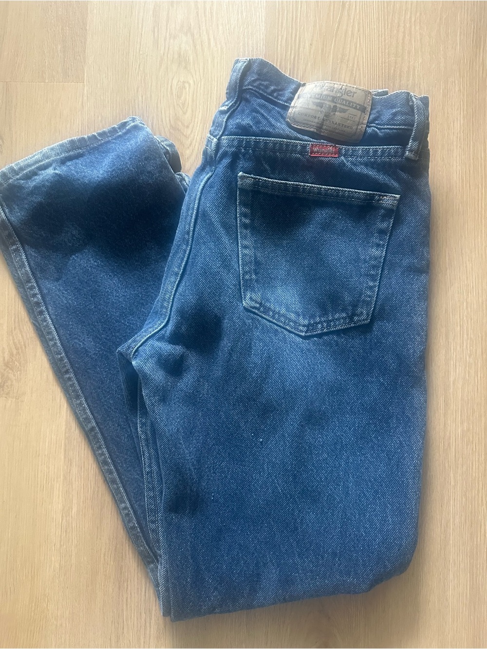 Wrangler’s Dark Blue Relaxed Fit Jeans
Men or women can wear